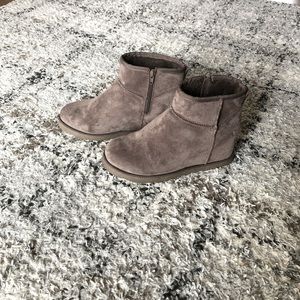 CUSHIONAIRE Women's Kayla Hidden Wedge Boot - Size 7-1/2 in Taupe